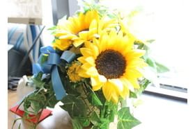 こうのクリニック 吉塚駅 カウンセリング室には花が飾られ、落ち着いた雰囲気となっています。の写真