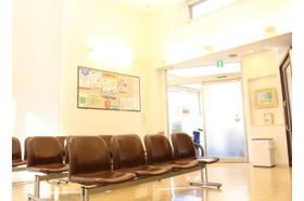 わたなべクリニック 小牧口駅 できるだけ居心地の良い待合室にしておりますの写真