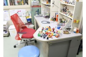梅津クリニック 綾瀬駅 診察室に入るとお子さまの目線の高さにたくさんのおもちゃがあります。の写真
