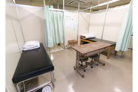 梶山内科 十日市町駅 診療室もパーティションで区切れるようになっております。の写真