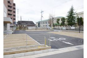 おぐらクリニック 武庫之荘駅 クリニックの敷地内に１３台分の駐車場があり、お車の方にも便利です。の写真