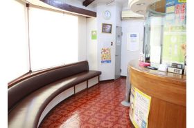 加藤医院 玉川学園前駅 日差しの入る明るい待合室ですの写真