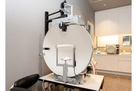 長崎眼科診療所 東長崎駅 対面用の視野検査器です。高齢の方の検査に使用しますの写真