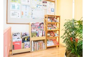 安どうクリニック 富士駅 さまざまな本や雑誌を取り揃えていますの写真