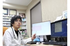 医療法人　祥淳会　松平・畠 医科歯科クリニック 和歌山駅 検査・治療内容がわかりやすいようにモニターを使って説明します。の写真
