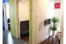 ふじもとクリニック 藤崎駅(福岡県) 個室の待合室を3部屋備えプライバシーにもご配慮しておりますの写真