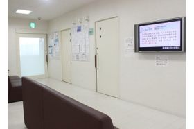 浅野眼科クリニック 春日井駅(JR) モニターで病気に関する知識とクリニックの情報を流していますの写真