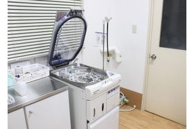 三宅内科胃腸科 土居田駅 内視鏡の専用洗浄機です。検査ごとにしっかりと滅菌しますの写真