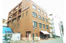 山田眼科醫院 徳島駅 駐車場は医院と道を挟んで反対側のすみやパーキング： 1,21,22,23,24番や医院の北側の当院職員宿舎1階駐車場に5台分のスペースがございますの写真
