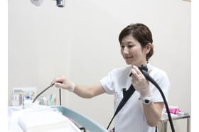 神戸消化器・内視鏡クリニック 神戸駅(兵庫県) 検査前には、看護師が内視鏡が正常に作動しているか確認作業を行い、医師と連携してスムーズな検査や診療を心掛けておりますの写真
