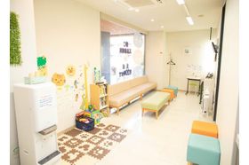 野口耳鼻咽喉科 曽根駅(大阪府) 大きな窓のある当院。白を基調とした院内は清潔感があり、患者さまが落ち着ける空間です。の写真