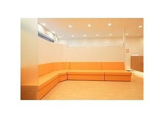 ふじもと歯科クリニック（大阪市中央区） 松屋町駅 待合室何かと緊張してしまう？歯科医院にならないように、温かみのある配色と広々した空間にしました。の写真
