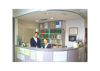 滝川歯科診療所 勝川駅(JR) 受付：スタッフが明るい笑顔で丁寧に対応致します。の写真