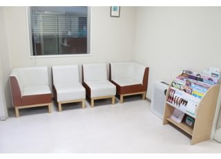 本多歯科医院 丹波口駅 待ち時間に退屈しないよう当院ではさまざまな雑誌を取り揃えていますの写真