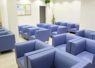 はなまるメンタルクリニック 北花田駅 広々として開放感のある待合室です。の写真