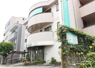 高田クリニック 覚王山駅 緑の看板が目印の3階建ての建物が当クリニックです。の写真