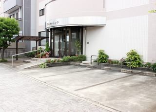 高田クリニック 覚王山駅 クリニック前には4台分の駐車スペースをご用意しています。の写真