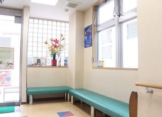 中川医院 美章園駅 バリアフリー設計の明るい待合室ですの写真