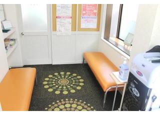 松井歯科医院（大阪府吹田市） 千里山駅 待合室お呼びするまで、こちらでお待ち下さい。の写真