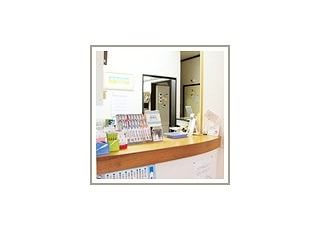 竹本歯科医院 熊谷駅 受付受付では、スタッフが笑顔でお待ちしています。こちらでは、デンタルケアに欠かせないおすすめの商品も取り揃えています。お気軽にお声掛けください。の写真