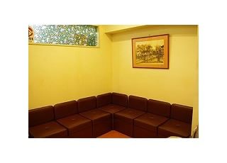 タナベデンタルクリニック 千葉中央駅 待合室です。リラックスできる環境を心掛けております。の写真