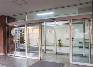 綱川眼科診療所 東長崎駅 ビル入口の写真