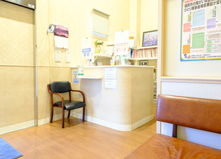 つのだ泌尿器科クリニック 別府駅(福岡県) 受付ではスタッフが患者様をお迎えいたします。の写真
