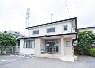 南街診療所 東大和市駅 緑に囲まれた当院の外観です。の写真