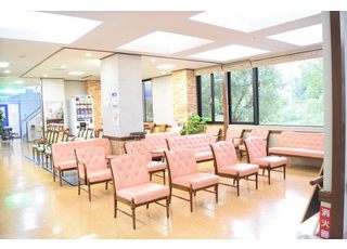 医療法人 博恵会 町田整形外科 伊野駅(JR) 受付後は椅子におかけになってお待ちください。の写真