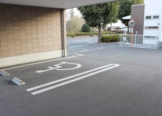 安堀太田町クリニック 伊勢崎駅 入り口前には障がい者専用の駐車スペースがありますの写真