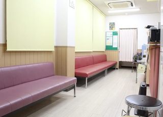 やまもと眼科 弥刀駅 広いソファを備えた明るい待合室の写真