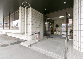 外間整形外科医院 上熊本駅 入り口です。ベビーカーや車椅子の方も気兼ねなくお越しください。の写真