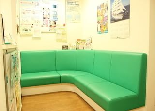 どいクリニック 春日野道駅(阪急) こちらのソファーにおかけになってお待ちくださいの写真