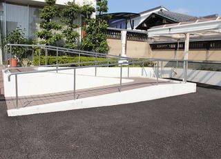 岩佐医院 須賀駅 右側に駐輪場がございます。スロープもあり、バリアフリーになっていますの写真