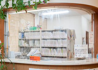 橘医院 鯖江駅 受付には緑を置いて、優しい雰囲気を大切にしていますの写真