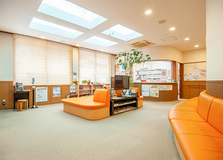 橘医院 鯖江駅 広い待合室にはテレビや本を置いています。の写真
