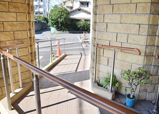 桑原内科麻酔科 福音寺駅 入口にはスロープがございます。の写真