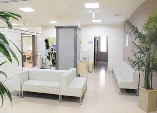 たかおか眼科・内科クリニック 土橋駅(愛媛県) 待合室です。お名前をお呼びいたしますのでお待ちください。の写真