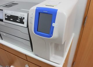 じけ駅前内科・糖尿病内科クリニック 西条駅(広島県) 少ない血液でも血球数を測定できる装置の写真