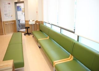 かとう耳鼻咽喉科クリニック 梅坪駅 広々とした待合室です。こちらの長椅子にかけてお待ちください。の写真