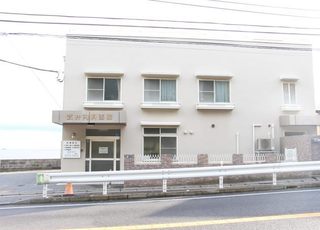 武井内科医院 国府津駅 当院の外観です。JR御殿場線・東海道本線「国府津駅」から徒歩約3分の場所にありますの写真