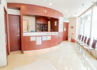 さか耳鼻咽喉科 森小路駅 駐車場をご利用の患者さまは、受付の際にお申し出くださいの写真