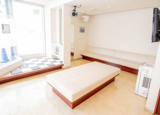 さか耳鼻咽喉科 森小路駅 待合室は通路幅を広く取っていますので、車いすでも移動が楽にできますの写真
