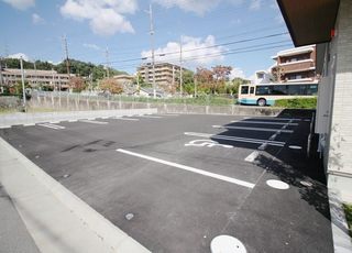ながいキッズクリニック 清荒神駅 広々とした駐車場には、障がい者用駐車スペースもご用意しています。の写真