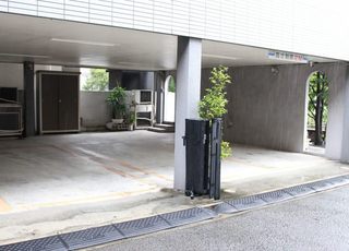 横内内科 瓢箪山駅(大阪府) 当院が入る建物の1階に駐車場があります。車4台分が駐車可能ですの写真