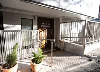 船戸耳鼻咽喉科医院 新中野駅 入り口はバリアフリーになっていますの写真