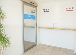 いづみ医院 東湊駅 一般診察用と予防接種用で入り口・待合室が分かれていますの写真