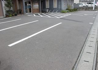 よしの整形外科 小中野駅 医院前の駐車場をご利用いただけますの写真