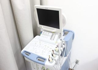 とよだ内科頭痛クリニック 出雲市駅 超音波（エコー）検査を行うための検査機器です。の写真