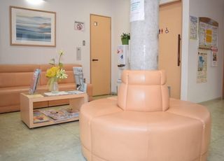 辻整形外科医院 摩耶駅 広い待合室になっておりますので、車いすの方や付添いの方もゆっくりしていただけけますの写真